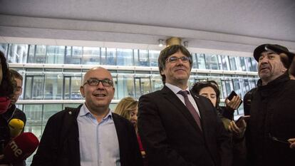 Carles Puigdemont junto a su abogado, Gonzalo Boye, a la salida de la fiscalía de Bruselas en octubre de 2019.