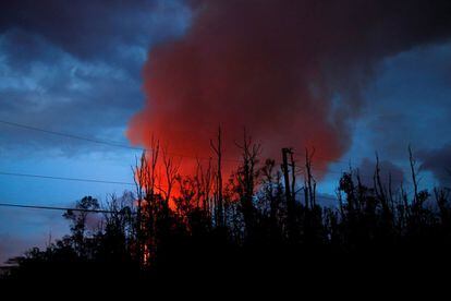 Una columna de lava emerge del volcán Kilauea en Hawái (Estados Unidos).