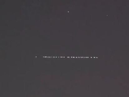 Hilera de satélites de Starlink en el cielo de Daya Vieja (Alicante), en un fotograma de un vídeo grabado este jueves por el geólogo Nahúm Méndez.