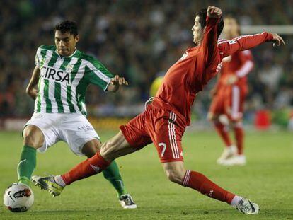 Jefferson Montero protege el bal&oacute;n ante Cristiano Ronaldo.