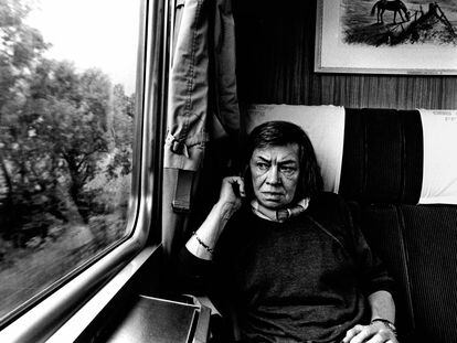 Patricia Highsmith, a bordo de un tren entre Locarno y Zúrich en 1987.