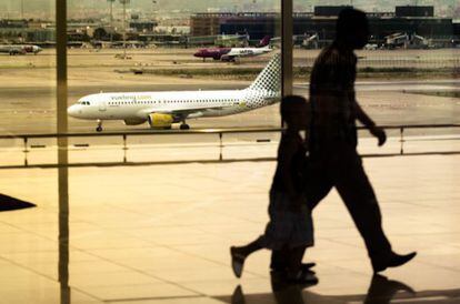 Dos viajeros esta semana en El Prat.