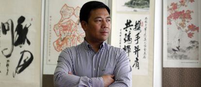 Mao Feng, presidente de la asociación de chinos en España y empresario, en su oficina en Madrid.