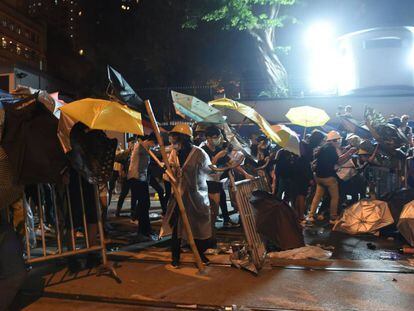 Manifestantes hongkoneses se protegen de los gases lacrim&oacute;genos que la polic&iacute;a utiliz&oacute; para dispersarlos.