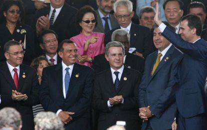 El Pr&iacute;ncipe saluda en la toma de posesi&oacute;n de la presidenta de Costa Rica, Laura Chinchilla, en 2010 ante otros mandatarios latinoamericanos. 