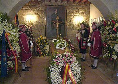 La capilla ardiente con los restos mortales de Camilo José Cela en Iria Flavia, presidida por su retrato y numerosas coronas.