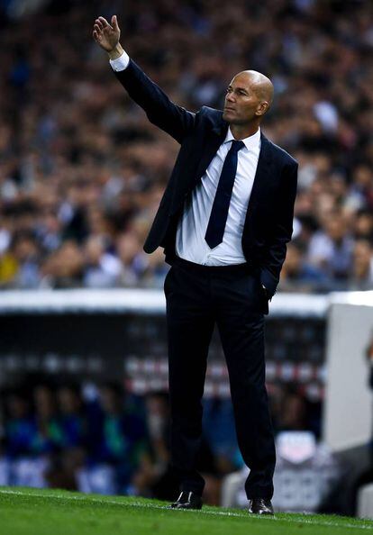 <strong>Quién es.</strong> Zinedine Zidane, francés, 44 años. Estrella mundial como jugador en el pasado, y estrella mundial como entrenador del Real Madrid en el presente.
<strong>Por qué nos gusta su estilo.</strong> Se puede ser elegante por la ropa y serlo por otros motivos, y Zidane entra en la segunda categoría. Su fichaje como entrenador por el equipo capitalino nos ha traído el regreso de un hombre con un tipo de carisma particular, el que se deriva de hablar pausado, aparentar nobleza y humildad y, en resumen, no intentar llamar la atención porque sí. Es cierto que no viste con tanta intención como el Pep Guardiola de otros tiempos, pero la gracia de Zidane es que seguiría siendo elegante aunque llevara una bolsa de basura.
