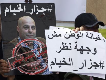 Un seguidor del partido chií libanés Amal sostiene una pancarta durante una manifestación el pasado 15 de setiembre en Beirut en protesta por la liberación del criminal de guerra Amer Fakhoury