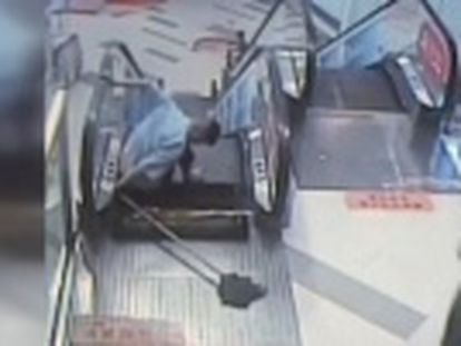 El empleado de un centro comercial queda atrapado en el hueco de la escalera.