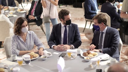 La presidenta de la Comunidad de Madrid, Isabel Díaz Ayuso; el presidente del Partido Popular, Pablo Casado, y el alcalde de Madrid, José Luis Martínez-Almeida, conversan durante un desayuno informativo, el pasado miércoles.