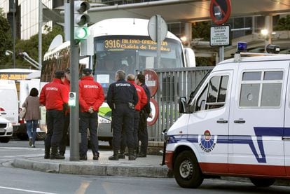 Agentes de la Ertzaintza controlan la salida de autobuses en Bilbao, en una imagen de archivo.