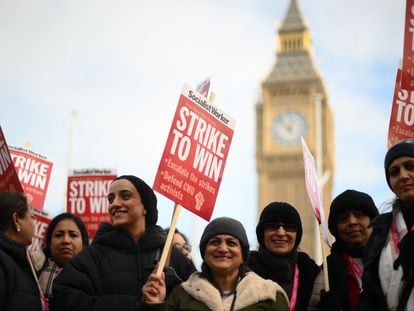 Trabajadores del servicio postal del Reino Unido, durante una manifestación, el pasado viernes, frente al Parlamento en Londres.