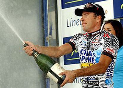 El italiano Givanni Lombardi celebra en el podio su victoria en la decimotercera etapa de la Vuelta.