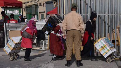 Porteadoras cruzando con carros sus mercancías en la frontera de Ceuta.