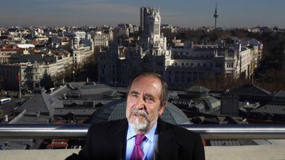 Juan Barranco, en la terraza del C&iacute;rculo de Bellas Artes con el Ayuntamiento de Madrid al fondo.