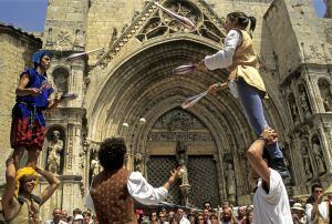 Una actuación durante el mercado medieval frente a la catedral de Morella.