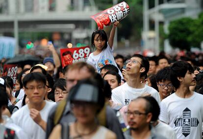 Una niña participa durante la marcha por la democracia en Hong Kong, 1 de julio de 2014.