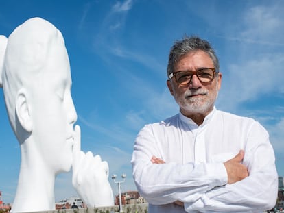 Jaume Plensa fotografiado el 14 de octubre junto a su última obra en New Jersey, Nueva York.