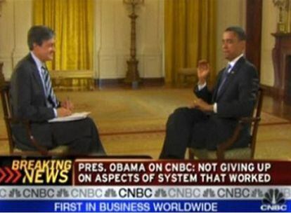 Momento en el que Obama se prepara para, de un manotazo, matar a una mosca que lo molestaba durante una entrevista el 16 de junio de 2009.