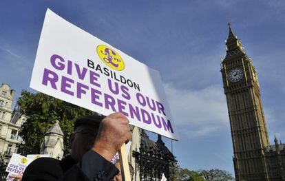 Manifestaci&oacute;n contra la UE ante el Parlamento de Londres en 2011. 