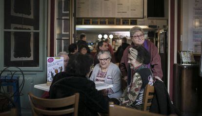 Unas mujeres conversan en el bar del Antic Teatre, este lunes.