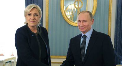 El presidente ruso Vladimir Putin juntos con la candidata francesa al Elíseo Marine Le Pen.