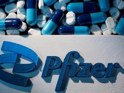 Píldoras de Pfizer junto a una imagen de la marca en una imagen del pasado 29 de septiembre.