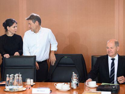 Los ministros verdes de Exteriores, Annalena Baerbock, y Economía y Clima, Robert Habeck, junto al canciller Olaf Scholz (derecha) en una reunión del Gabinete el 12 de octubre.