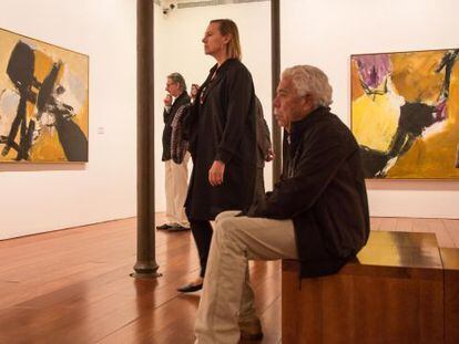 Laura García Lorca y, al fondo, el artista Frederic Amat en la exposición 'The presence of Black' en Granada.