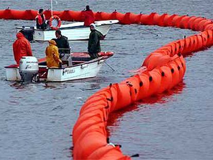 Instalación de barreras cerca de Caramariñas para impedir el paso de la marea negra.