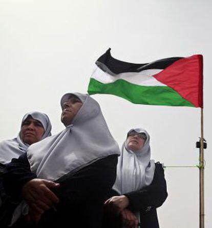 Mujeres simpatizantes de Hamás protestan contra el cierre de la frontera en Rafah.