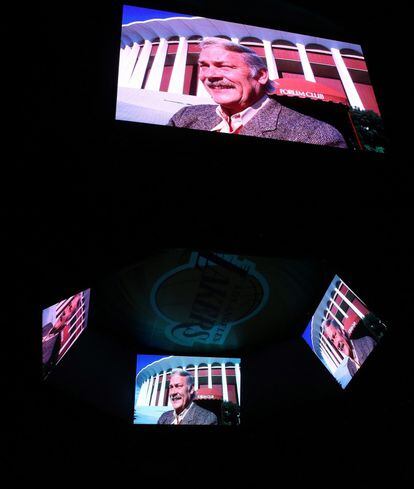 Una imagen de Jerry Buss preside el videomarcador del Staples Center.