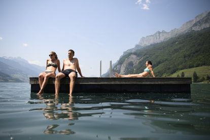 Unos jóvenes disfrutan el buen tiempo en Walenstadt (Suiza).