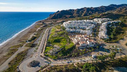 Vista del Complejo Macenas en Mojacar (Almería), donde Cosentino quiere construir un hotel, un balneario, un campo de golf y una promoción de viviendas