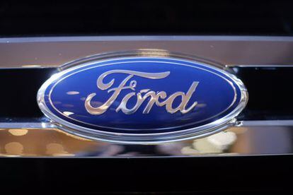 El logo de Ford en el frontal de una ranchera F-150.