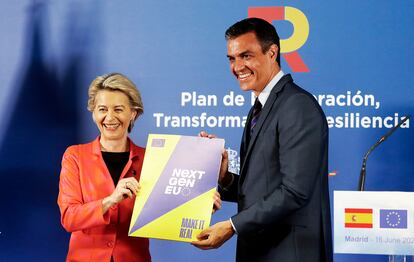 El presidente del Gobierno, Pedro Sánchez, con la presidenta de la Comisión Europea, Ursula von der Leyen.