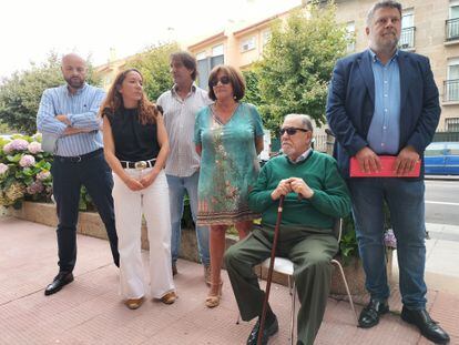 Los padres y los hermanos de Déborah Fernández-Cervera, flanqueados por sus dos abogados, el viernes tras anunciar en Vigo que pedirán el sobreseimiento.