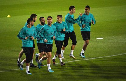 Los jugadores del Real Madrid calientan durante un entrenamiento en las instalaciones deportivas de la Universidad de Nueva York en Abu Dabi,