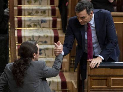 Pablo Iglesias saluda a Pedro Sánchez tras la sesión de investidura. 