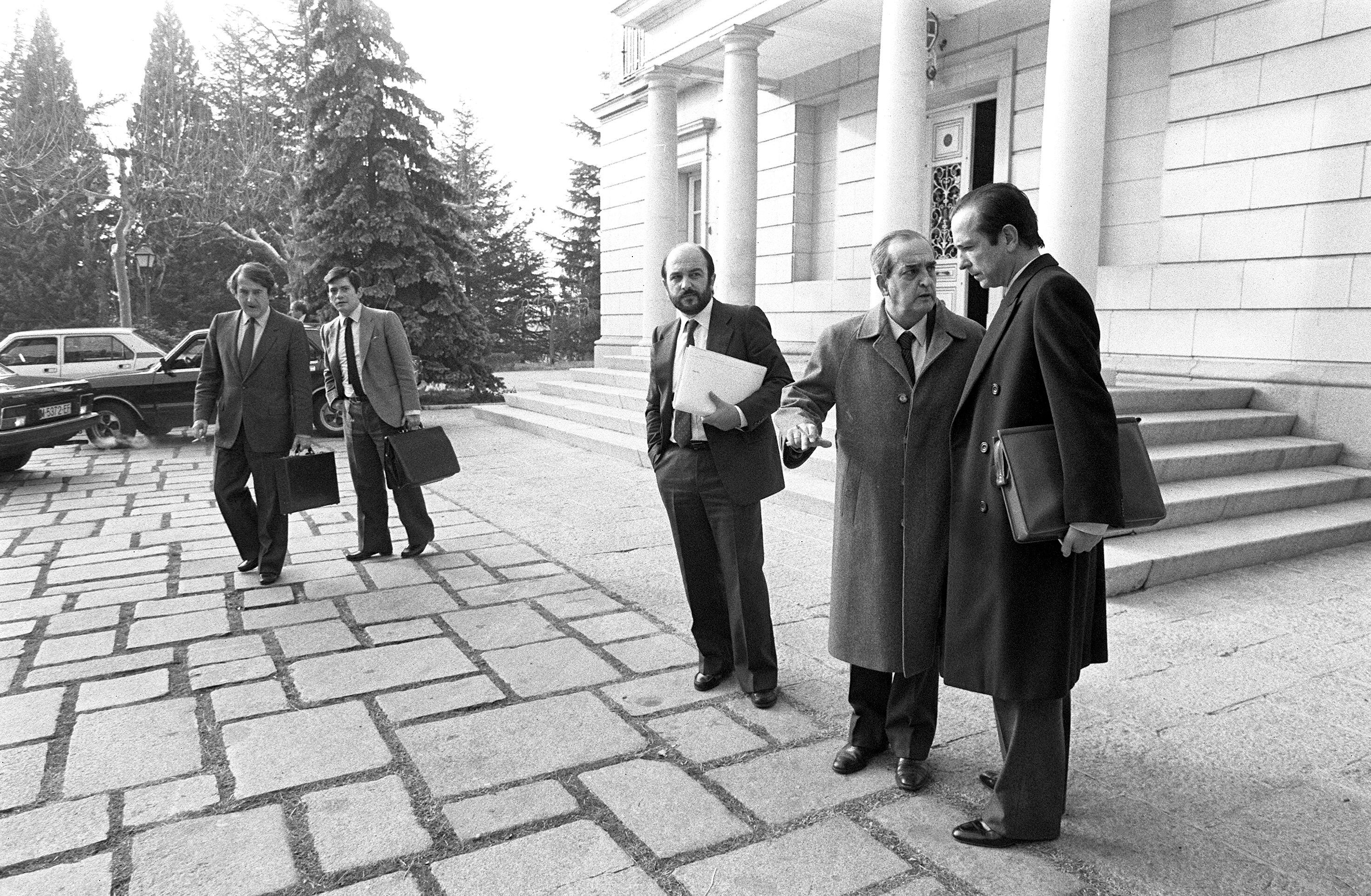 Desde la izquierda, los ministros Javier Moscoso, Enrique Barón, Joaquín Almunia, Fernando Morán y Fernando Ledesma salían del palacio de La Moncloa tras la reunión del Gabinete el 7 de diciembre de 1982. 
