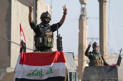 Miembros de las fuerzas antiterroristas de &eacute;lite iraqu&iacute;es hacen el s&iacute;mbolo de la victoria ayer en Ramadi.