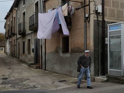 Un hombre pasea por las calles de un pueblo de la provincia de Zamora. 