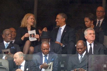 Helle Thorning Schmidt y Barack Obama conversan ante la mirada de la primera dama estadounidense.