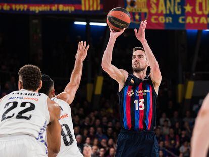 Satoransky tira a canasta ante Hanga en el duelo ante el Madrid.