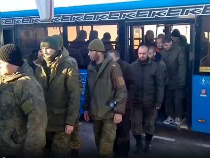 Un grupo de soldados rusos baja de un autobús tras un intercambio de prisioneros entre Rusia y Ucrania, el pasado 6 de diciembre, en una imagen facilitada por el Ministerio ruso de Defensa.