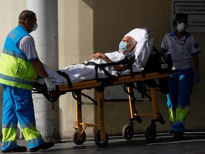Dos trabajadores sanitarios trasladan el pasado viernes a un paciente al hospital 12 de Octubre de Madrid.