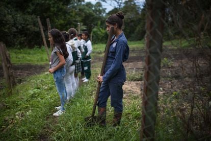 Niñas en la granja-escuela en Tena. Esa institución es parte de la fundación Formemos, en la que 150 de los 180 estudiantes son niños desplazados por el conflicto.