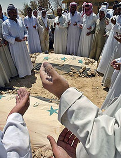 Miembros de la tribu de Sadam asisten al entierro de sus hijos en Awja.