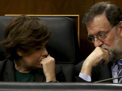 Mariano Rajoy conversa con Soraya Sáenz de Santamaría, este miércoles.