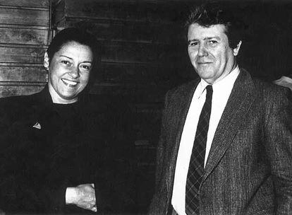 Los editores Beatriz de Moura, de Tusquets, y Jorge Herralde, de Anagrama, en abril de 1989.